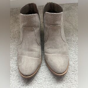Lexi & Abbie Taupe Ankle Booties Size 7 – Perforated Back Zip Low Heel Boots